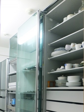 ハーフミラーガラスでフラットで美しいキッチン空間に